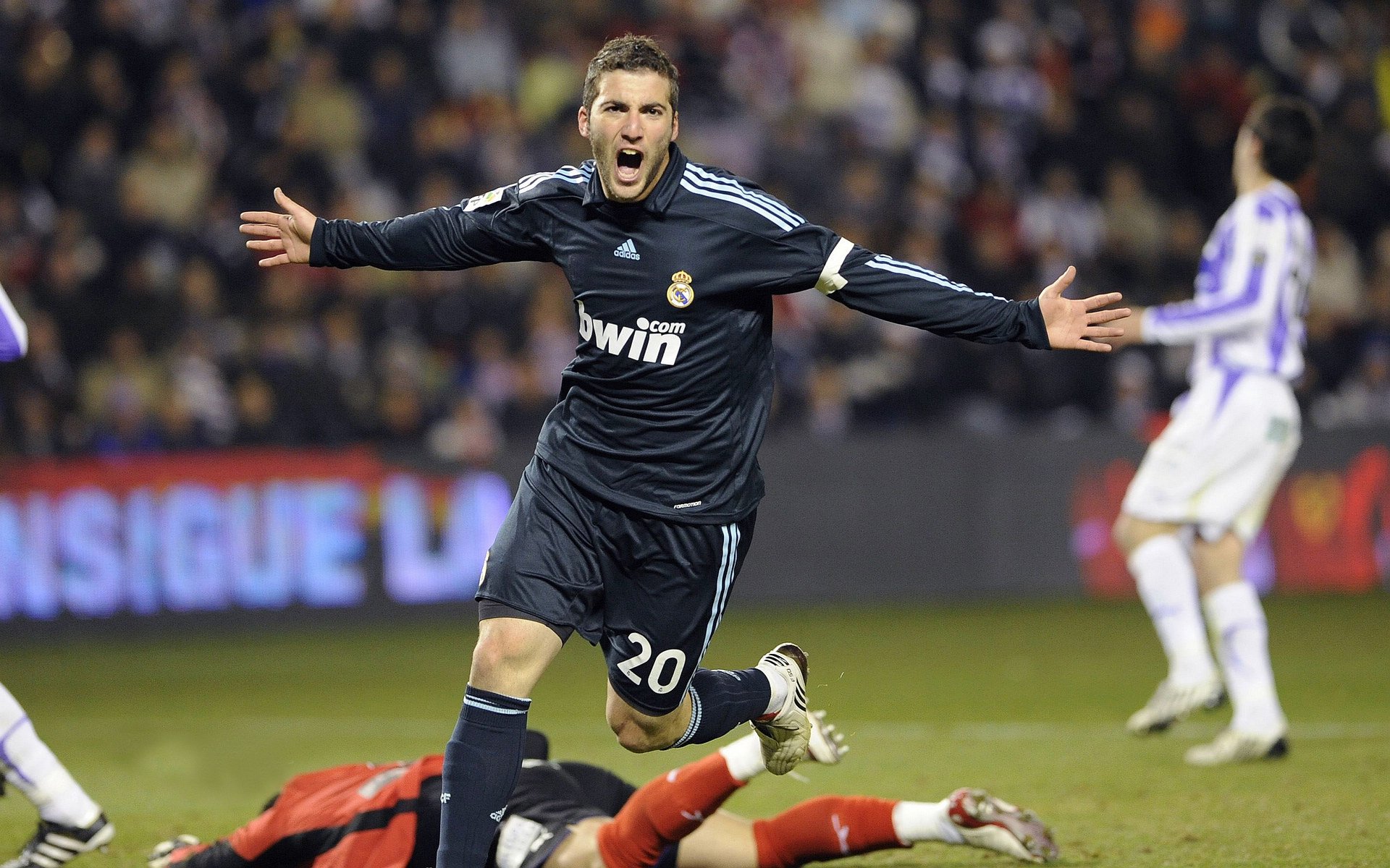 德甲争冠战之夜，阿尔瓦雷斯关键进球定乾坤